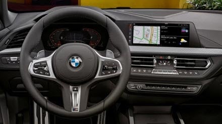 Vista interior del BMW Serie 2 Gran Coupé mostrando la compatibilidad con aplicaciones.
