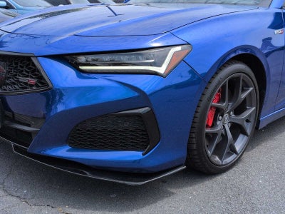 Acura TLX Type S 2023 con neumáticos de alto rendimiento