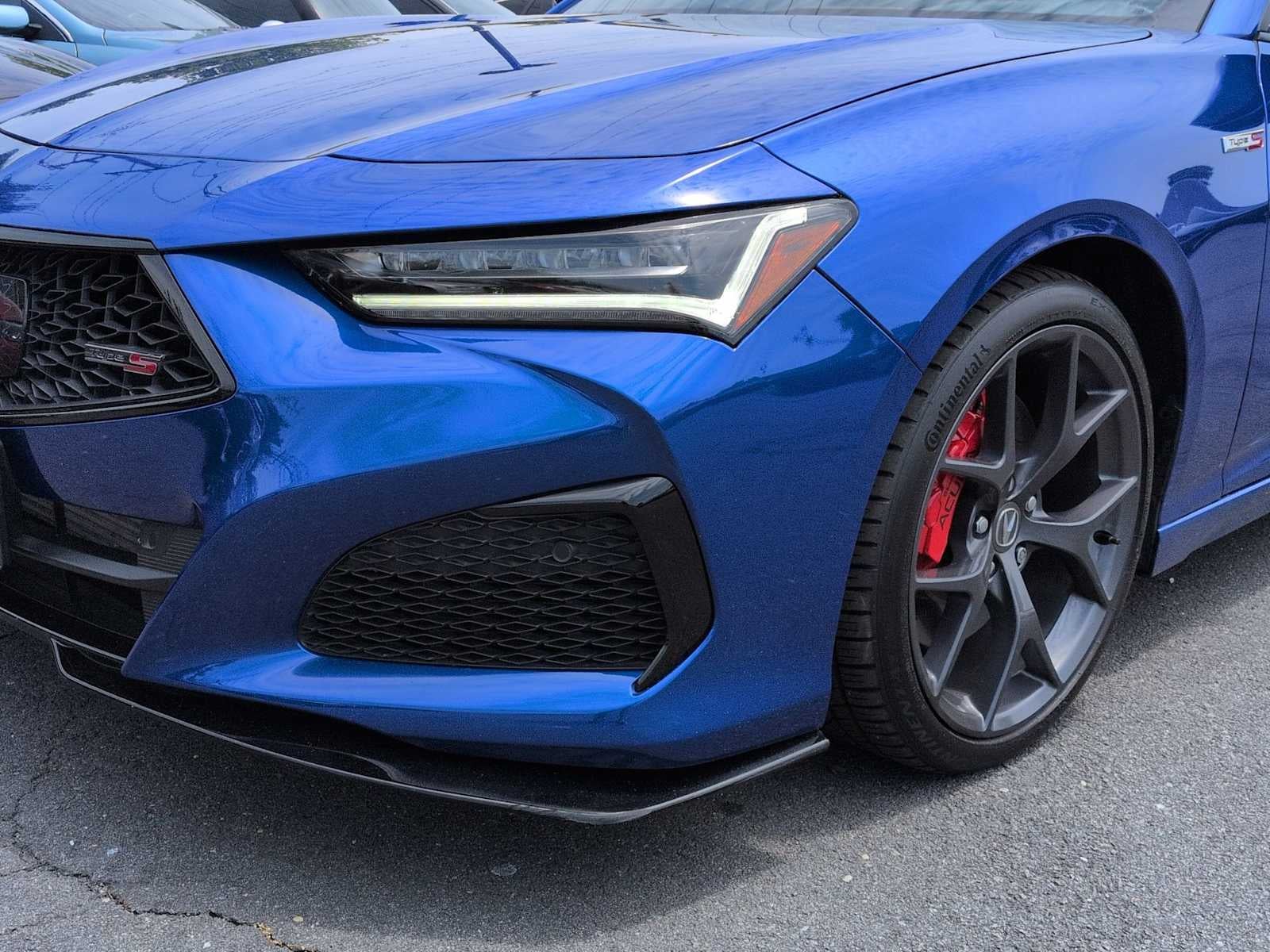 Acura TLX Type S 2023 con neumáticos de alto rendimiento