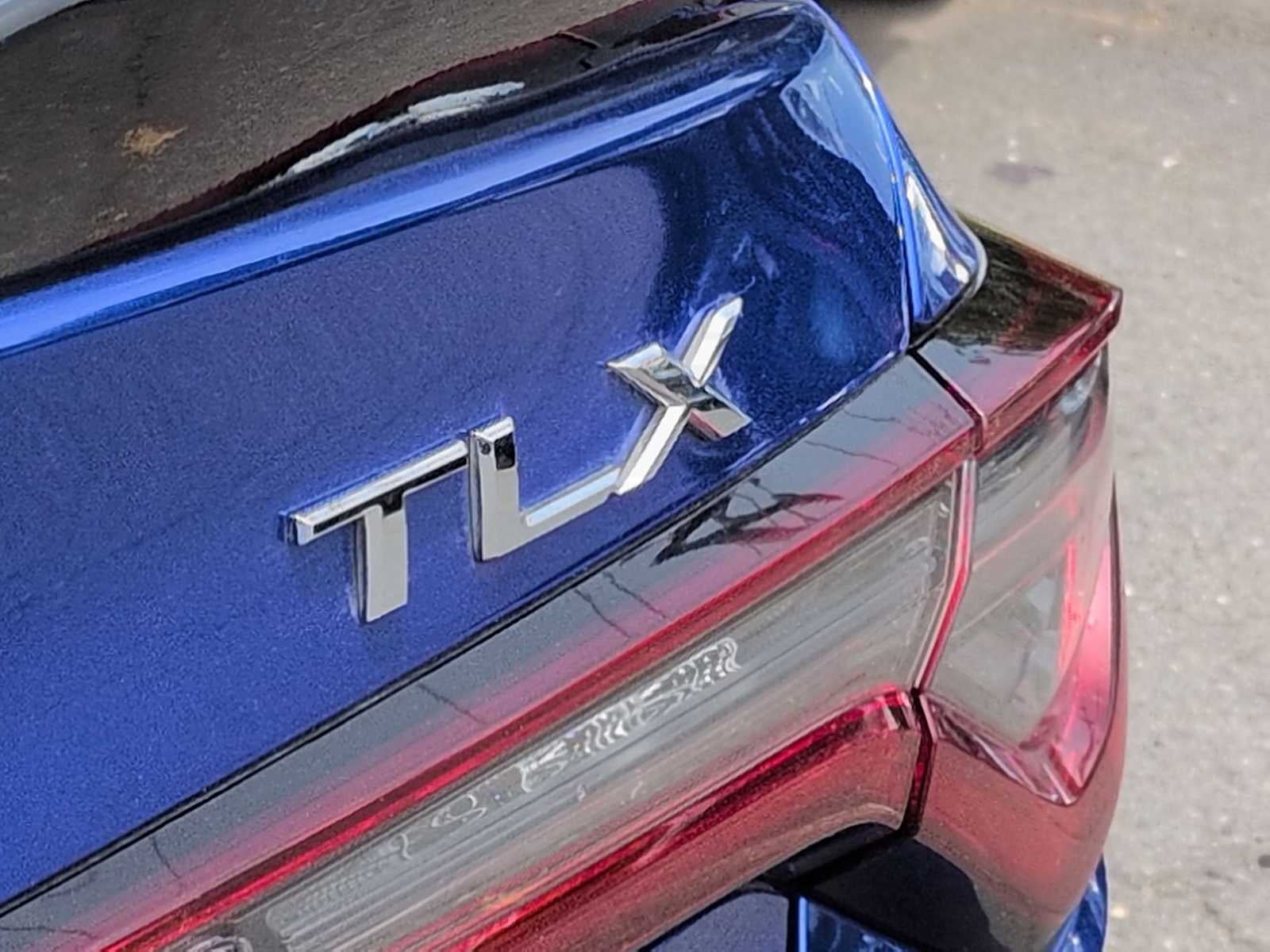Acura TLX Type S 2023 con neumáticos de alto rendimiento