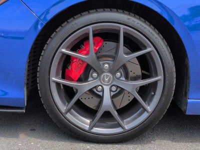 Acura TLX Type S 2023 con neumáticos de alto rendimiento
