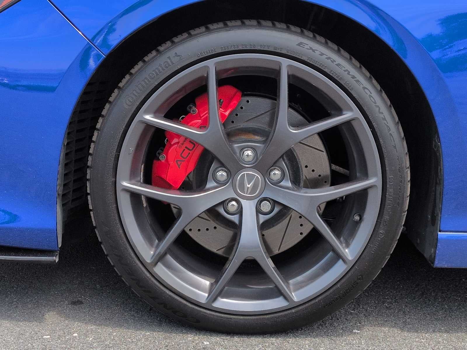 Acura TLX Type S 2023 con neumáticos de alto rendimiento