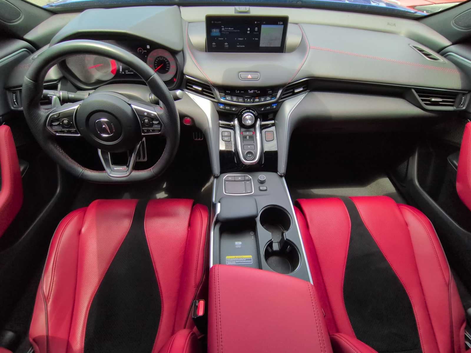 Acura TLX Type S 2023 con neumáticos de alto rendimiento