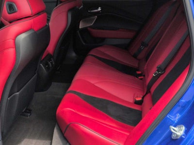 Acura TLX Type S 2023 con neumáticos de alto rendimiento
