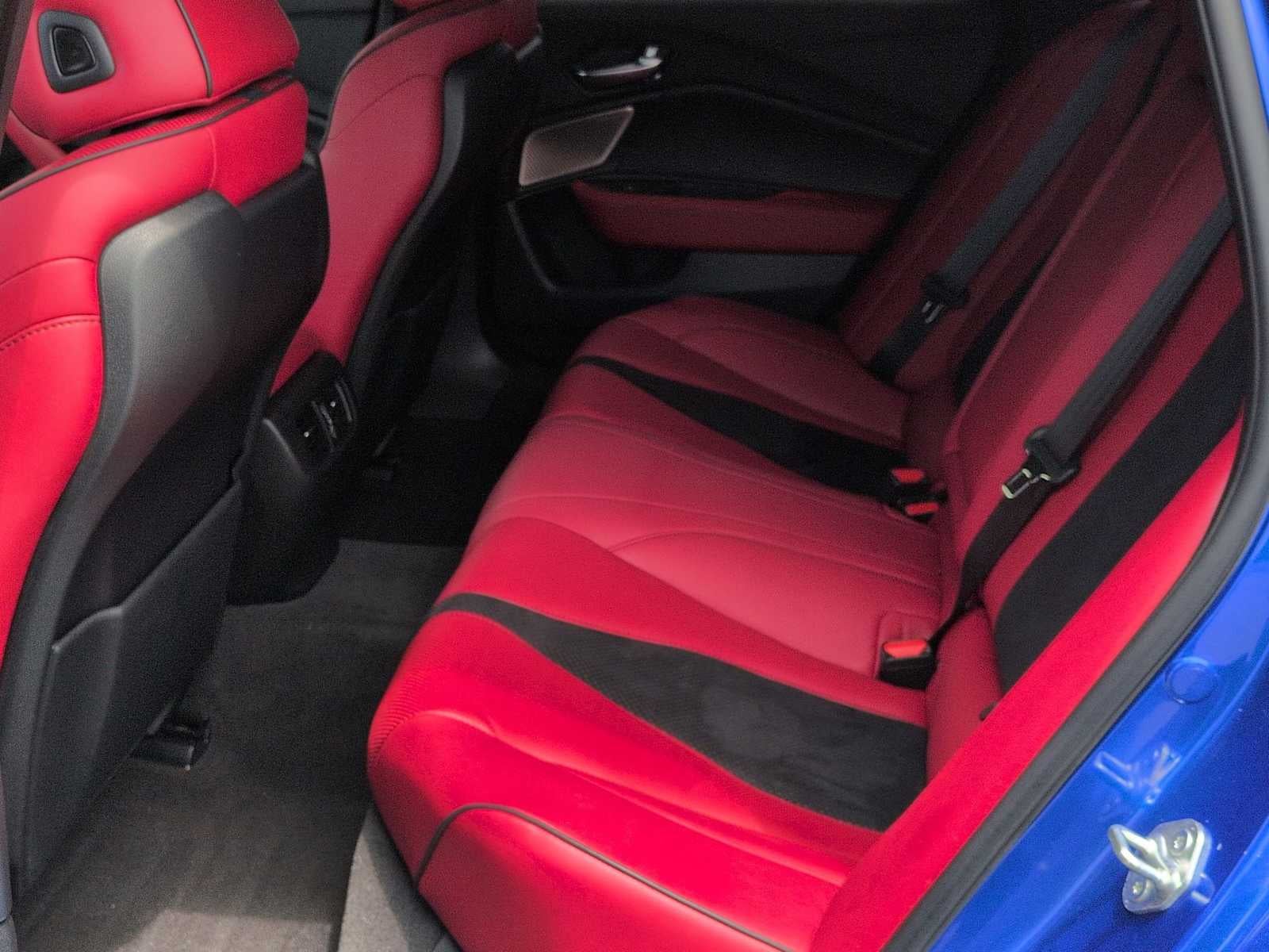 Acura TLX Type S 2023 con neumáticos de alto rendimiento