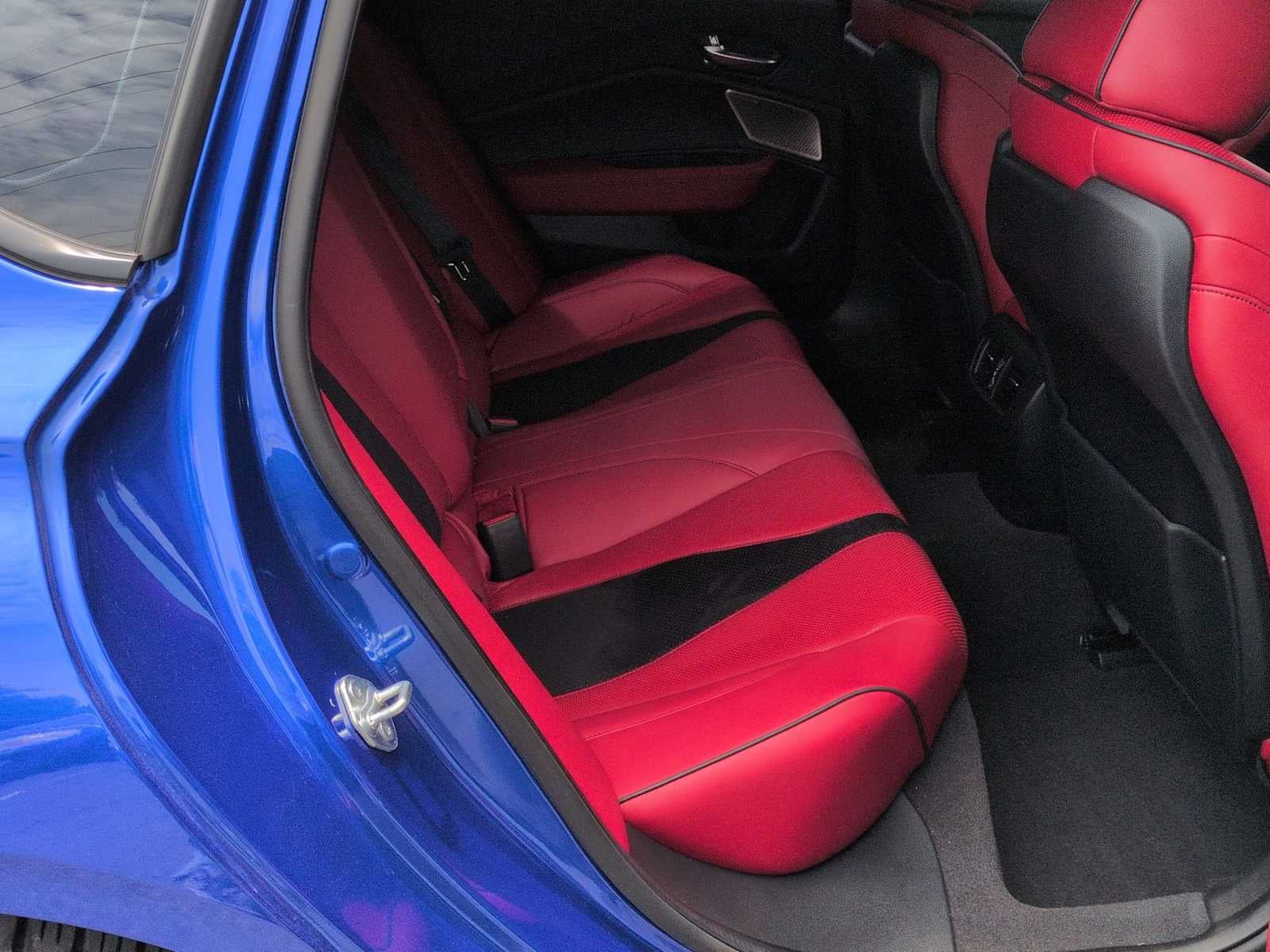 Acura TLX Type S 2023 con neumáticos de alto rendimiento