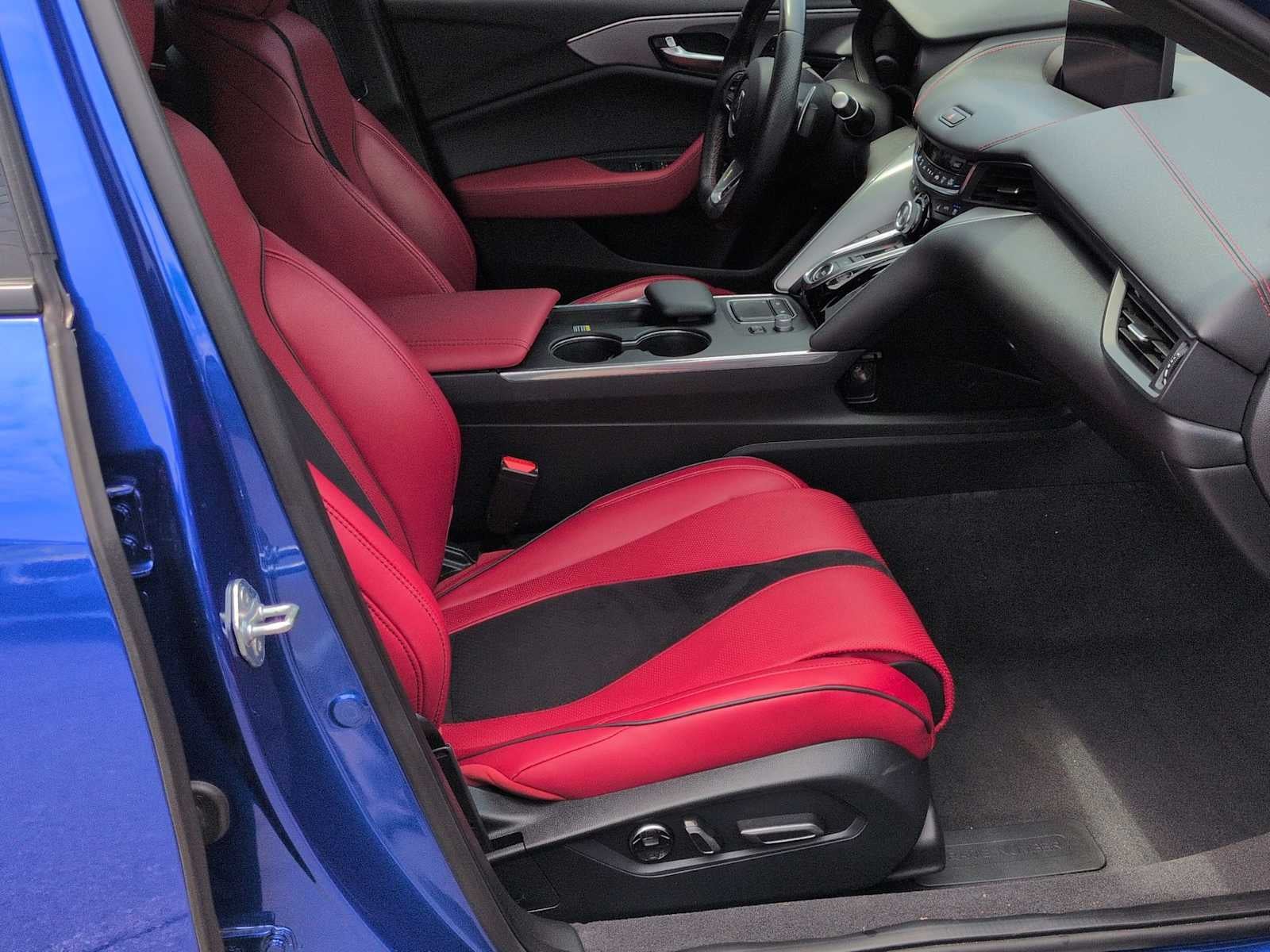 Acura TLX Type S 2023 con neumáticos de alto rendimiento