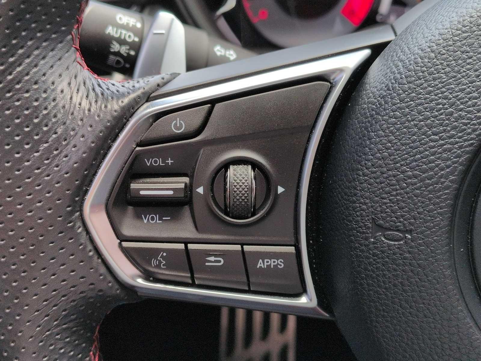 Acura TLX Type S 2023 con neumáticos de alto rendimiento