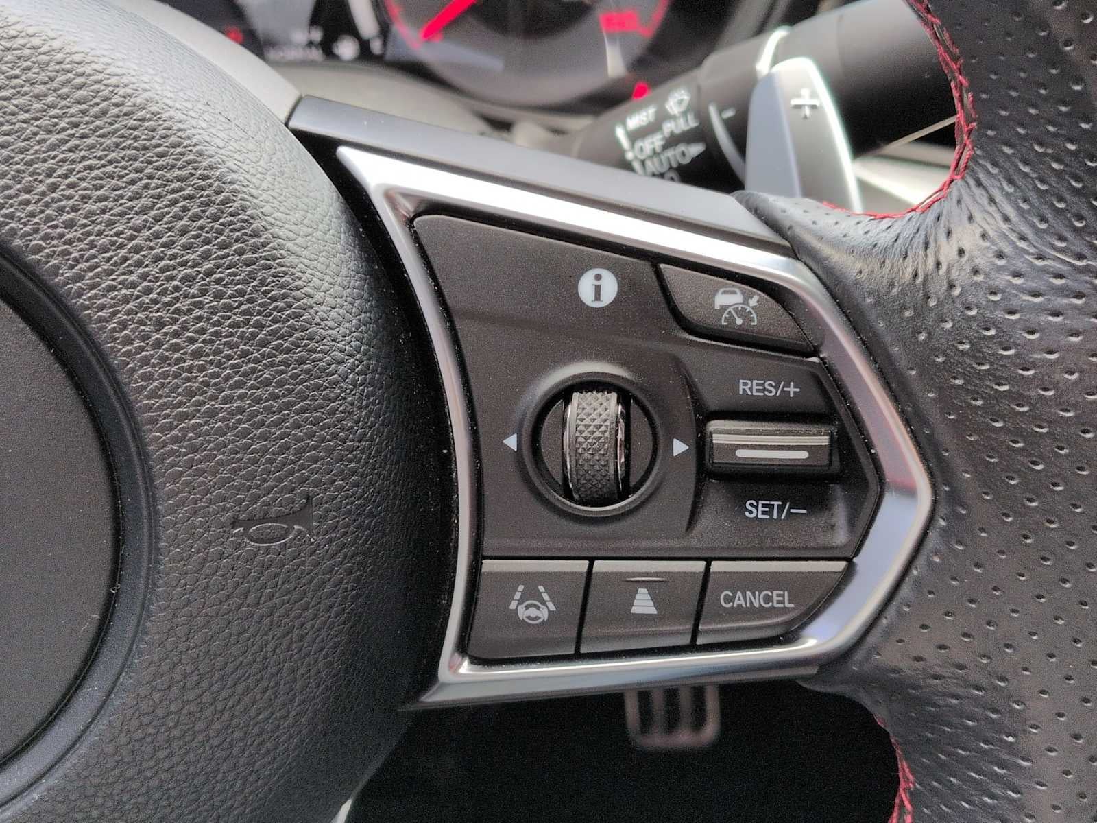 Acura TLX Type S 2023 con neumáticos de alto rendimiento