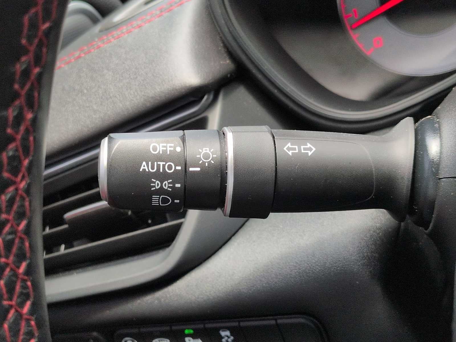 Acura TLX Type S 2023 con neumáticos de alto rendimiento