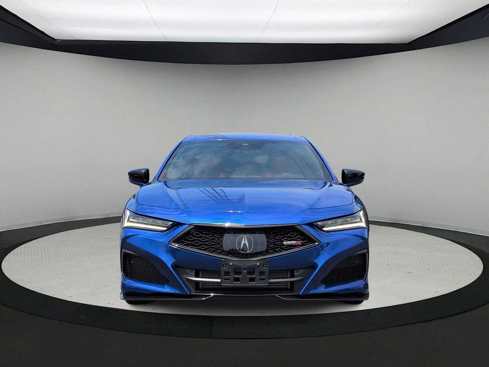 Acura TLX Type S 2023 con neumáticos de alto rendimiento