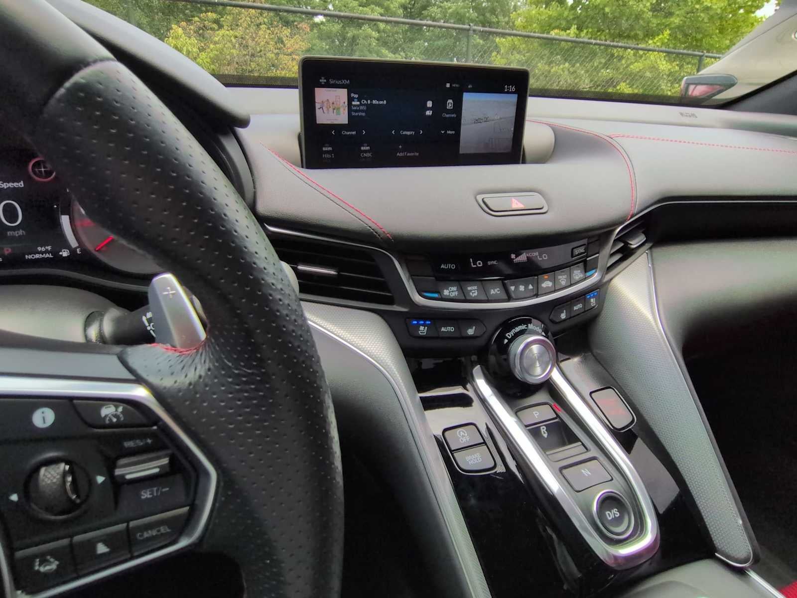 Acura TLX Type S 2023 con neumáticos de alto rendimiento