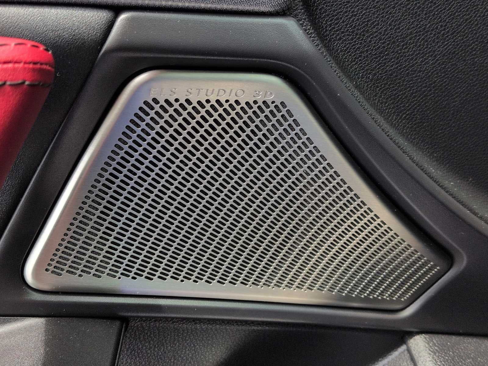Acura TLX Type S 2023 con neumáticos de alto rendimiento