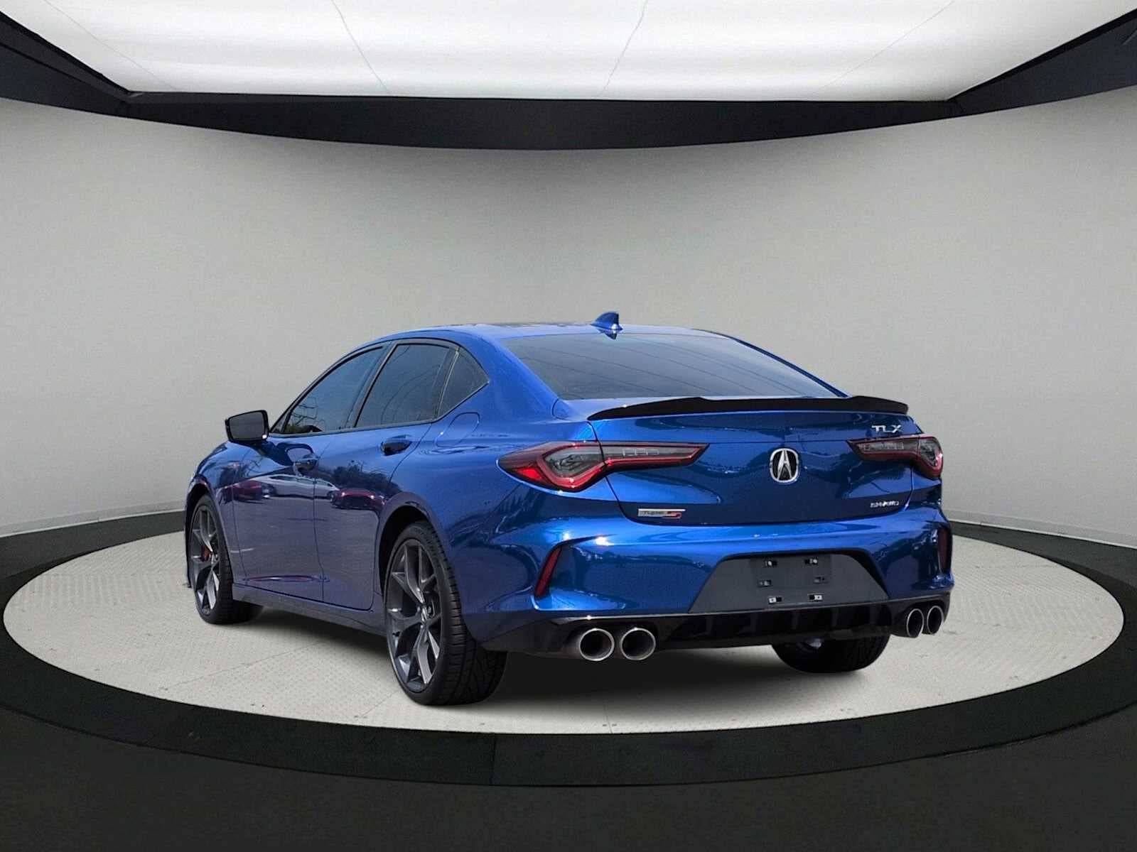 Acura TLX Type S 2023 con neumáticos de alto rendimiento