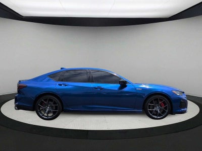 Acura TLX Type S 2023 con neumáticos de alto rendimiento