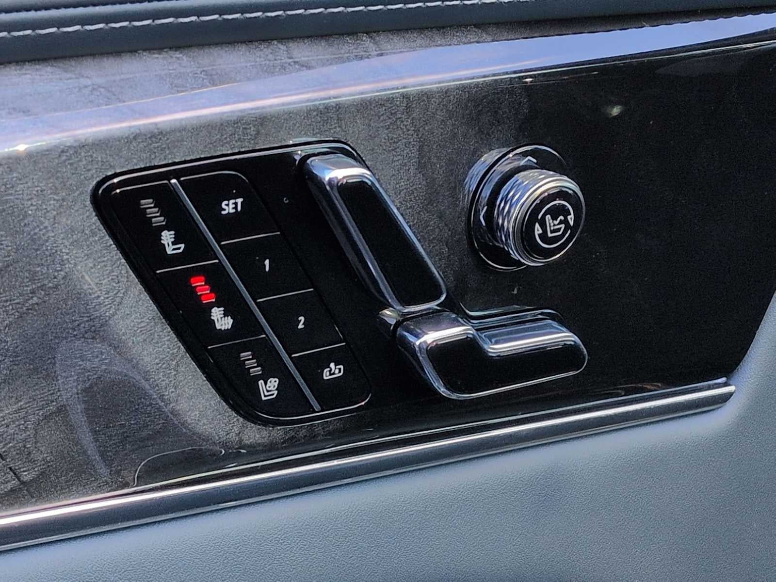 2025 Cadillac ESCALADE IQ Lujo 2