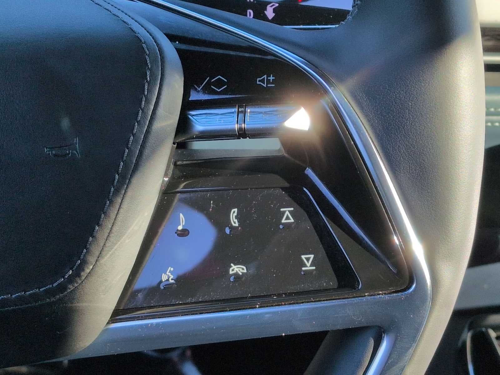 2025 Cadillac ESCALADE IQ Lujo 2