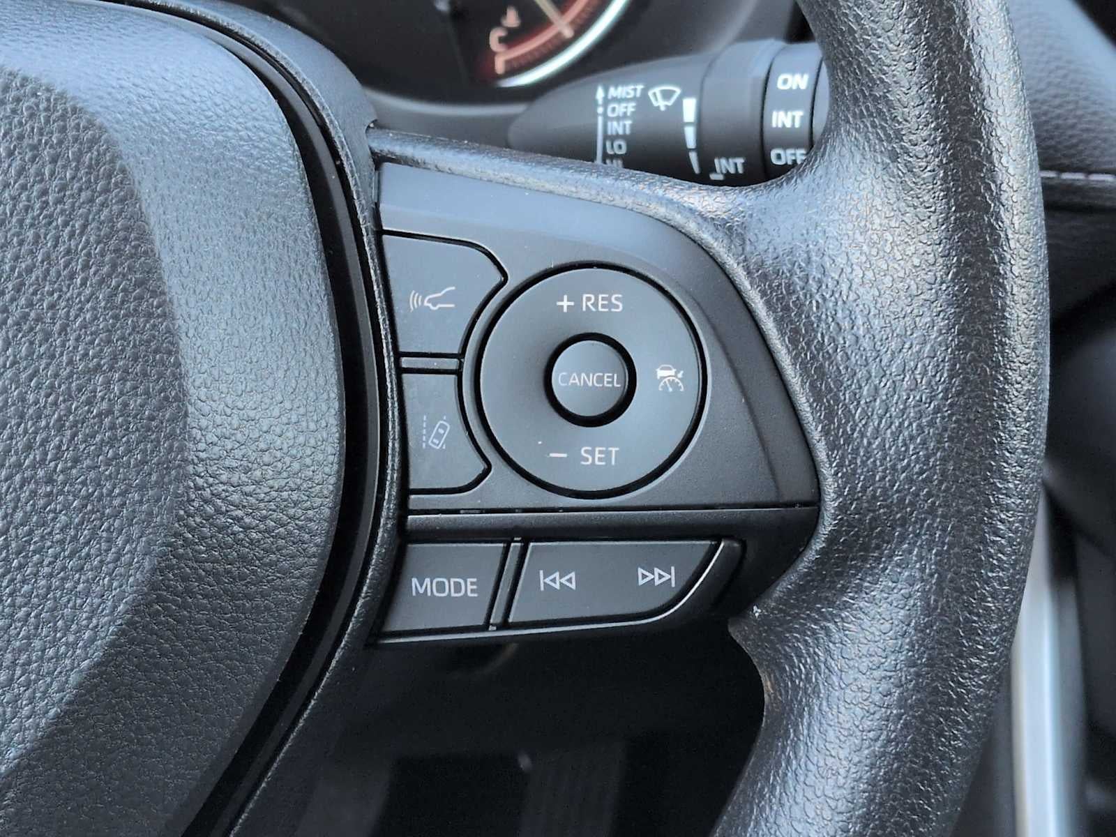 Toyota RAV4 XLE 2025
