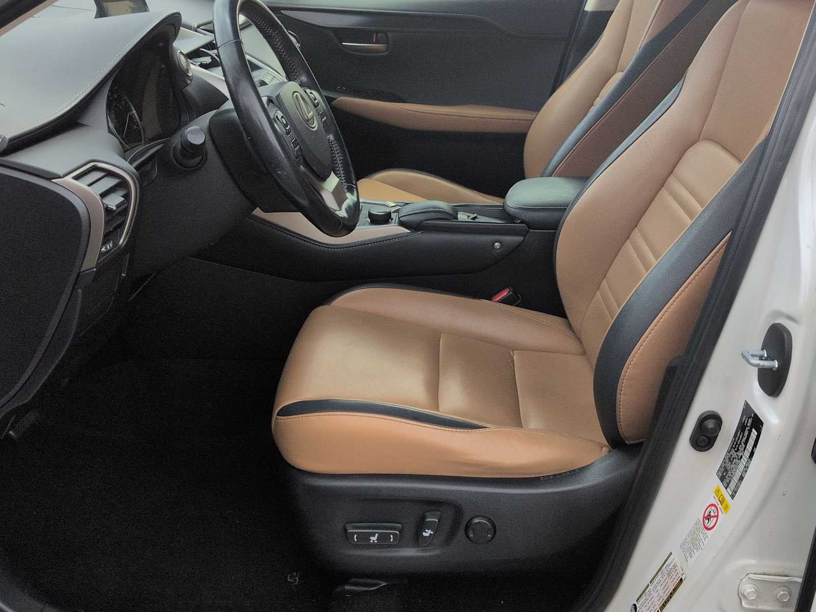 Lexus NX 200t de 2016, tracción delantera, 4 puertas
