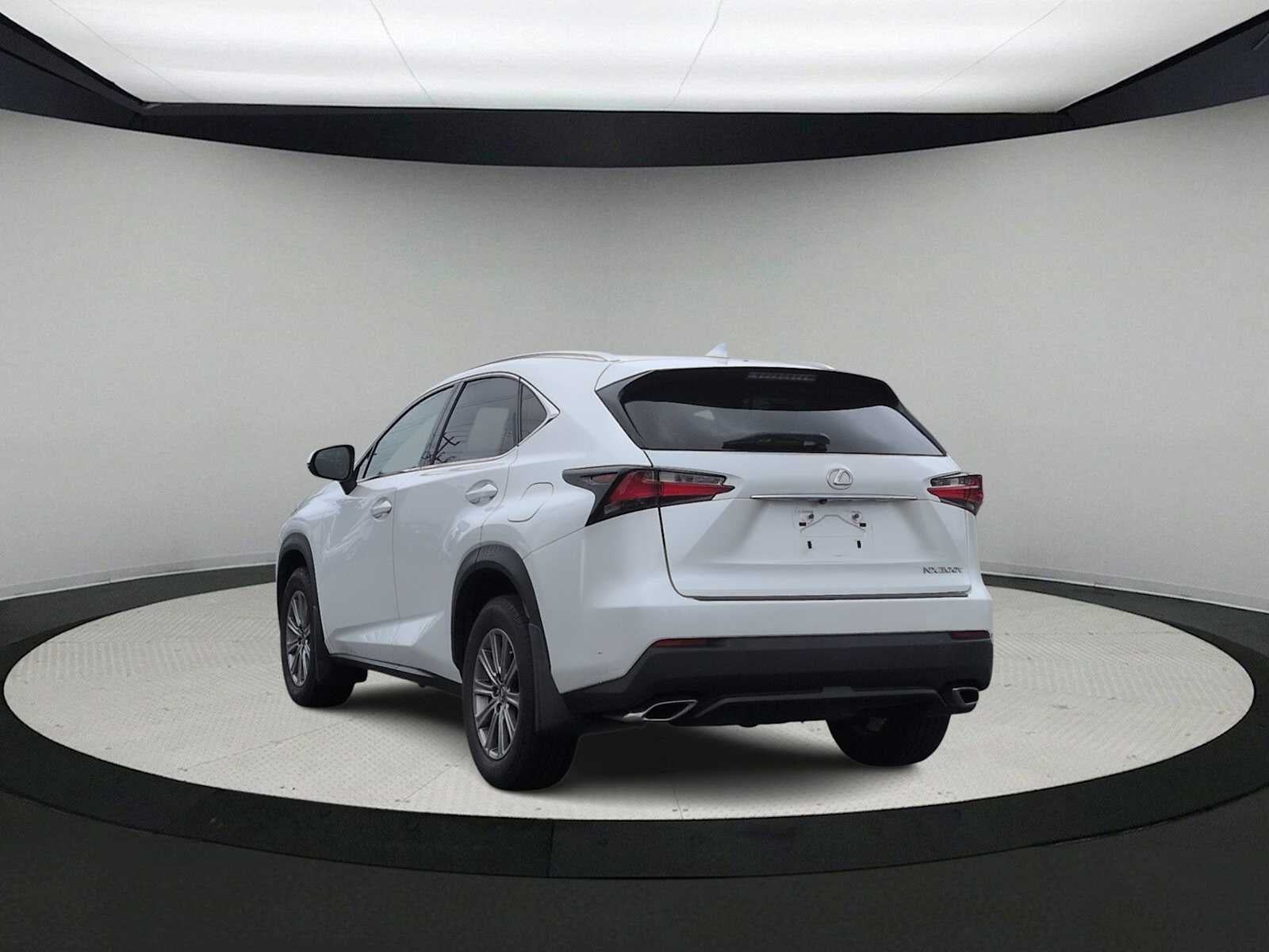 Lexus NX 200t de 2016, tracción delantera, 4 puertas