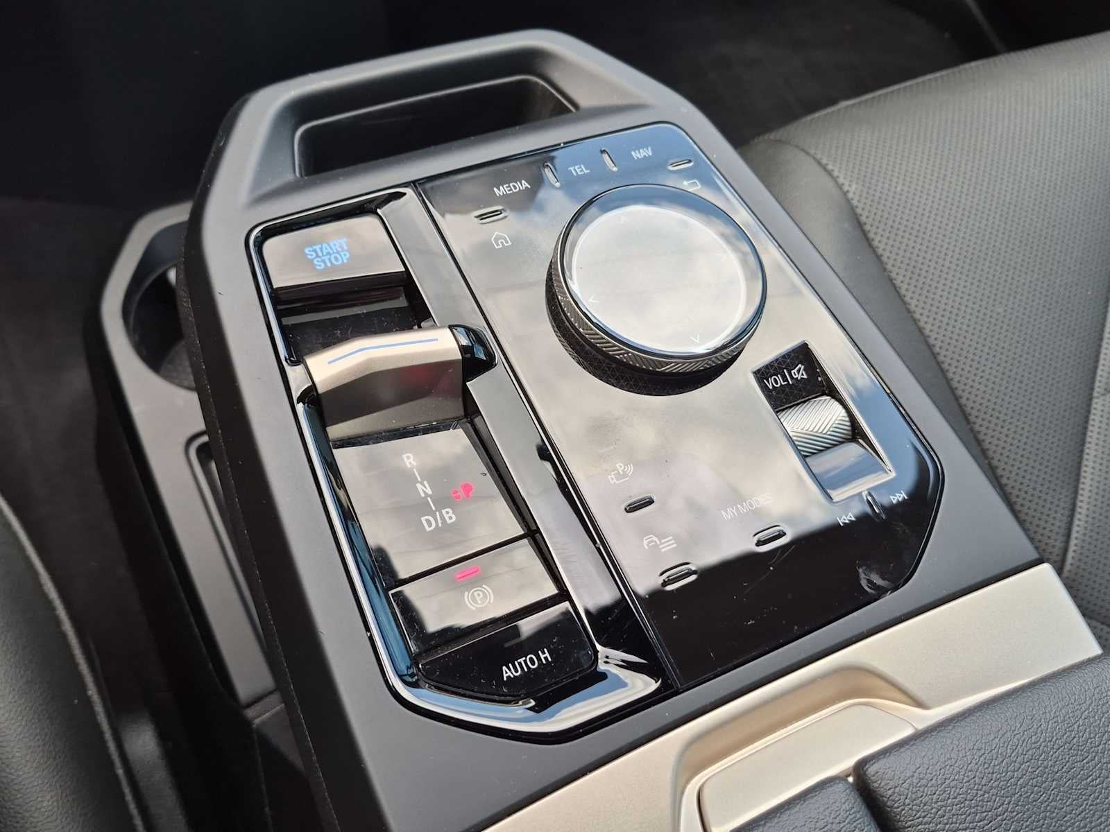 2025 BMW iX xDrive50