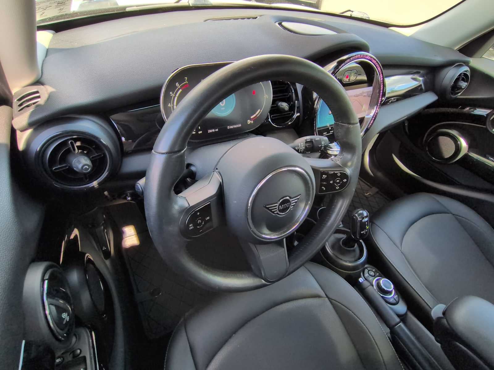 MINI Cooper de 4 puertas con techo rígido 2024