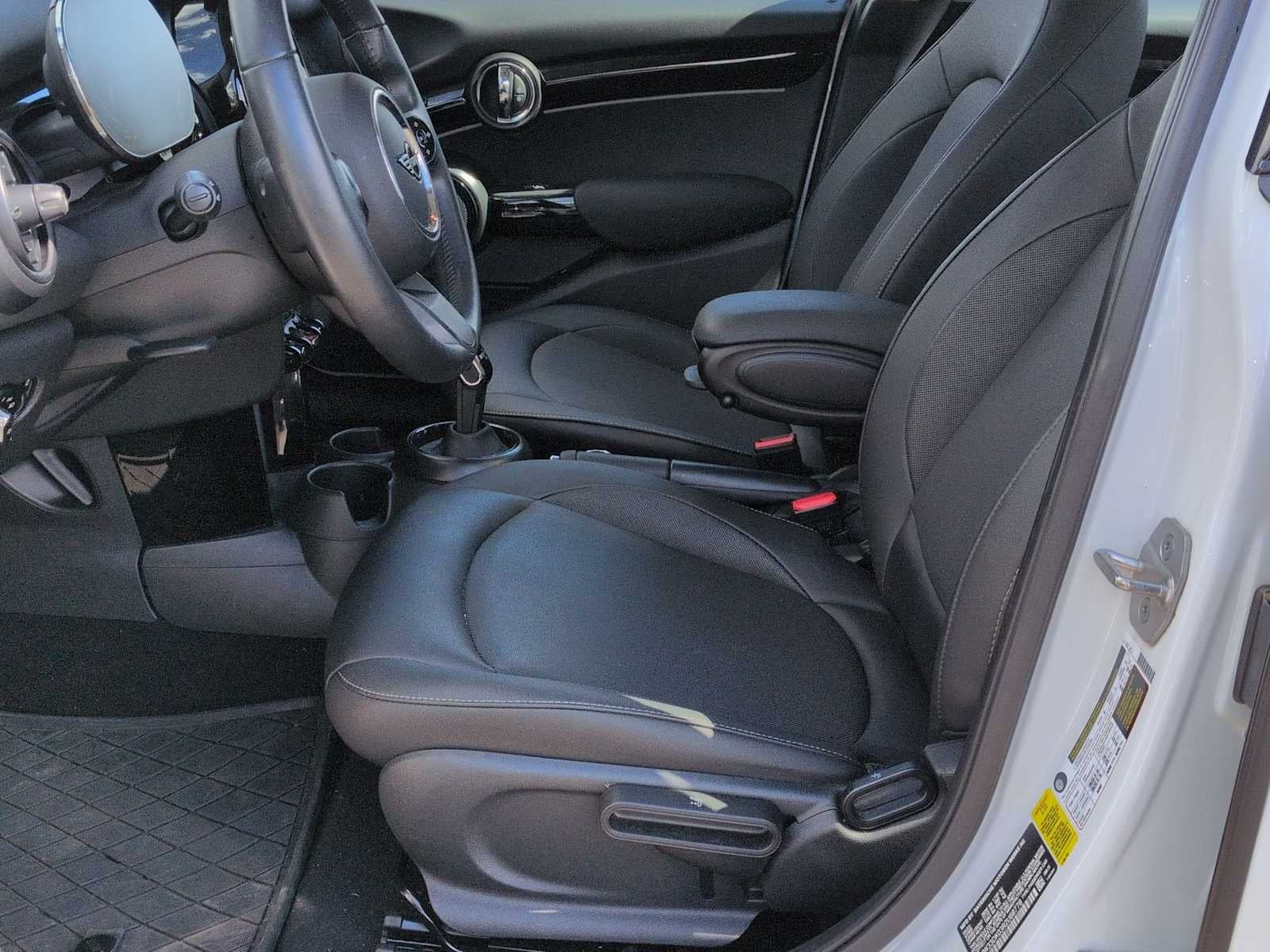 MINI Cooper de 4 puertas con techo rígido 2024