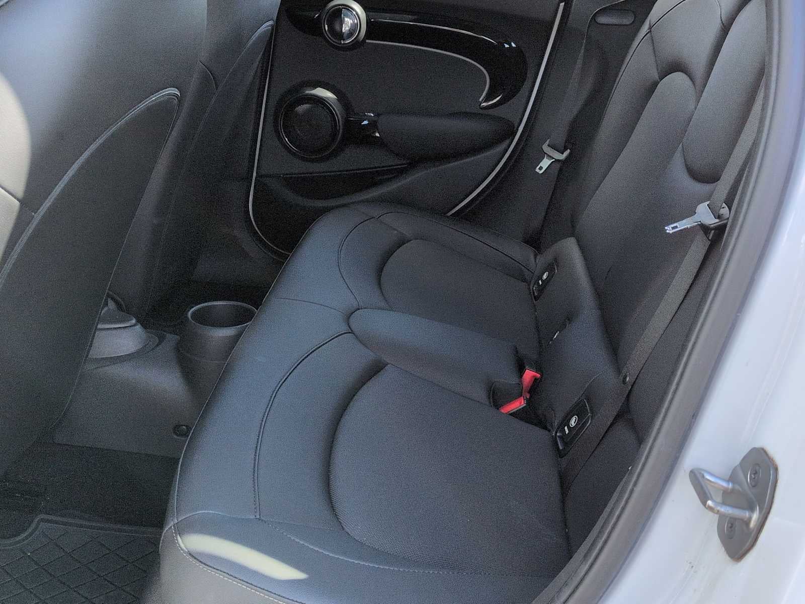 MINI Cooper de 4 puertas con techo rígido 2024