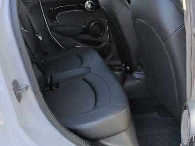 MINI Cooper de 4 puertas con techo rígido 2024