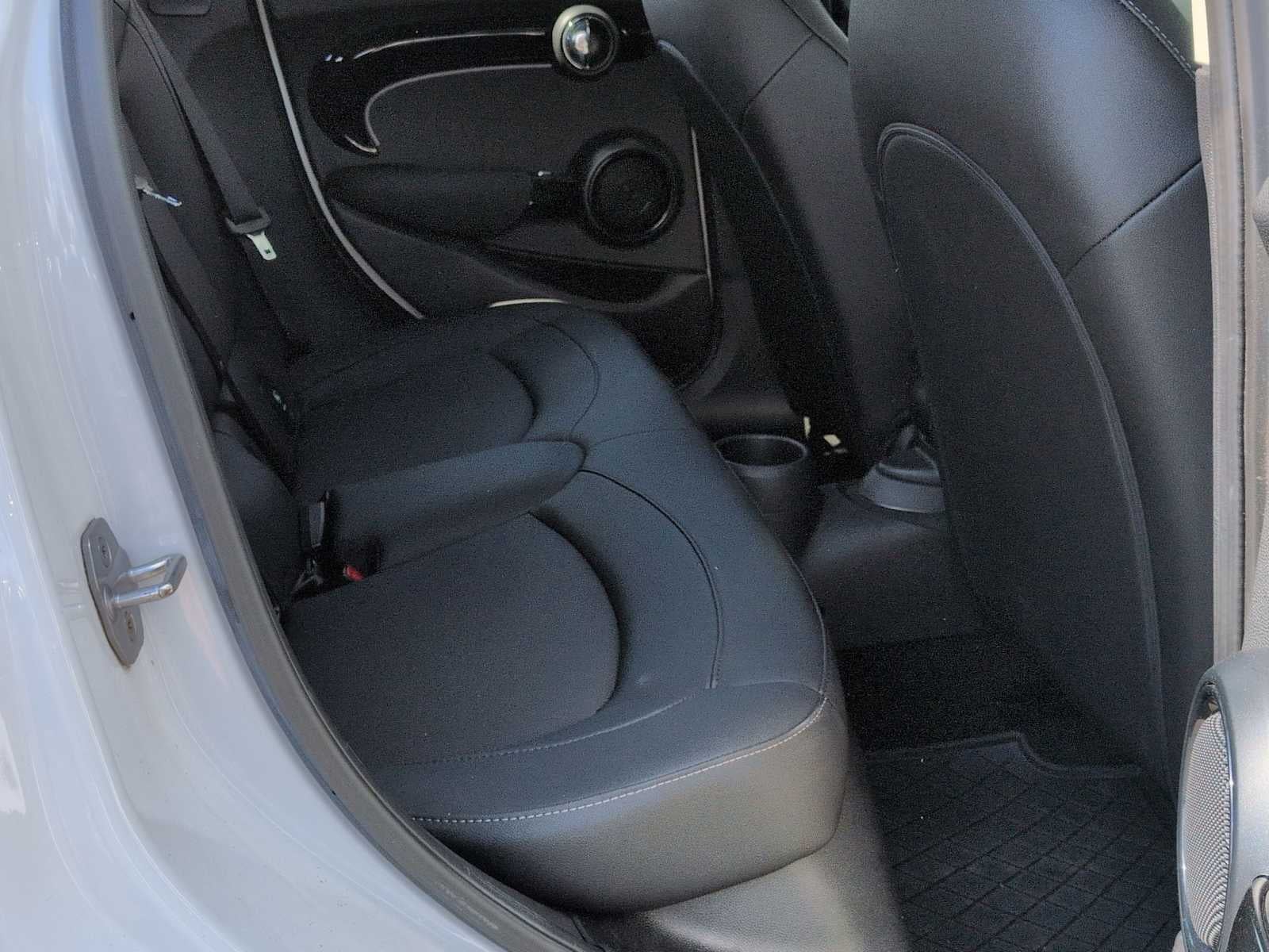 MINI Cooper de 4 puertas con techo rígido 2024