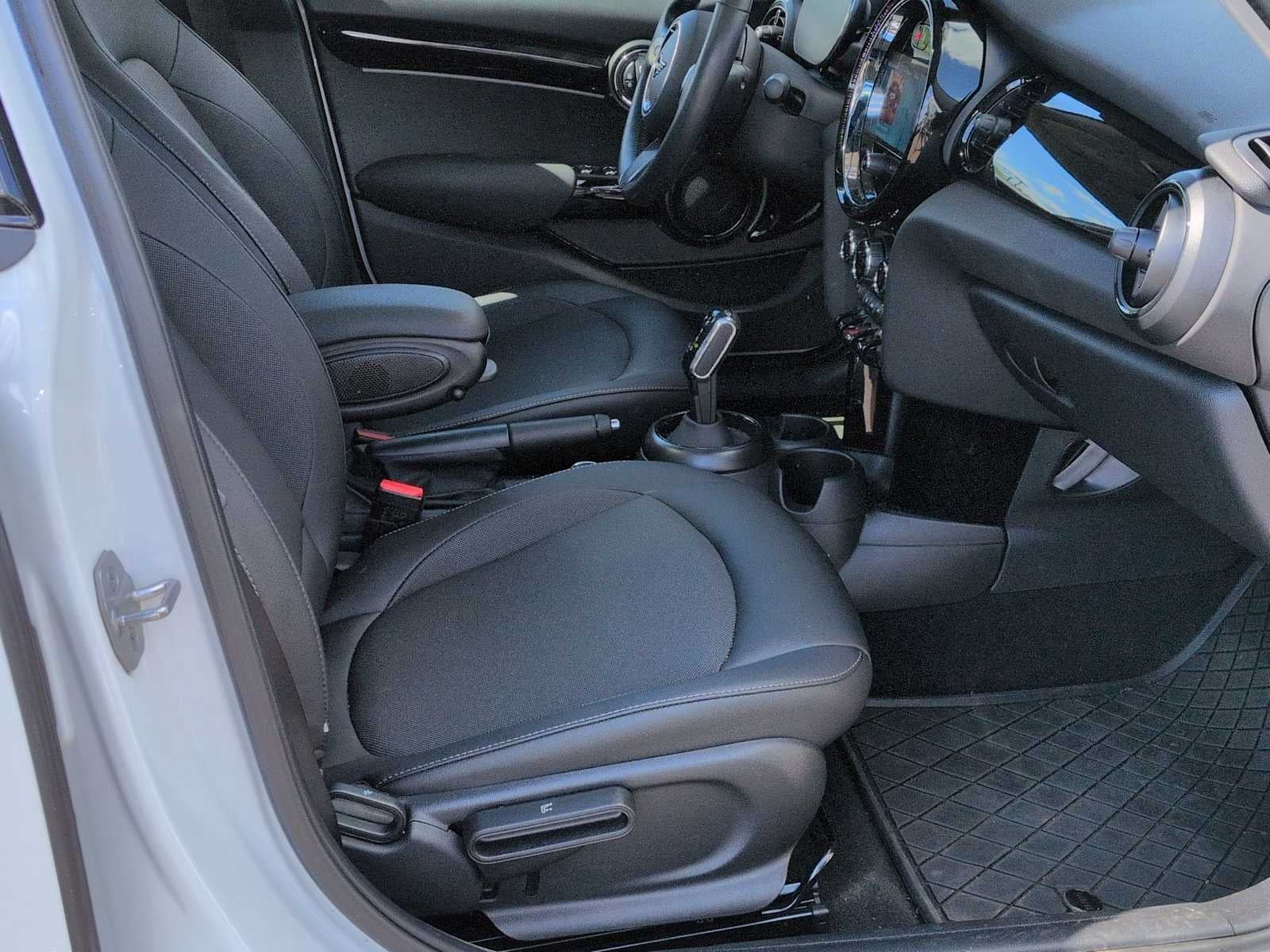 MINI Cooper de 4 puertas con techo rígido 2024