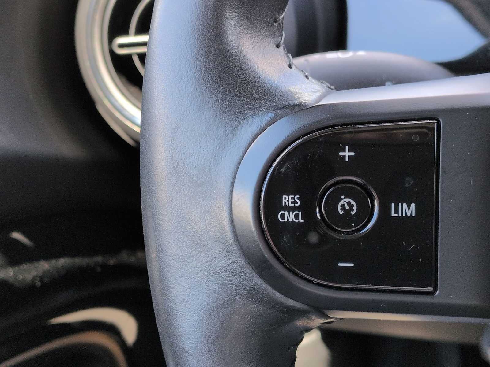 MINI Cooper de 4 puertas con techo rígido 2024