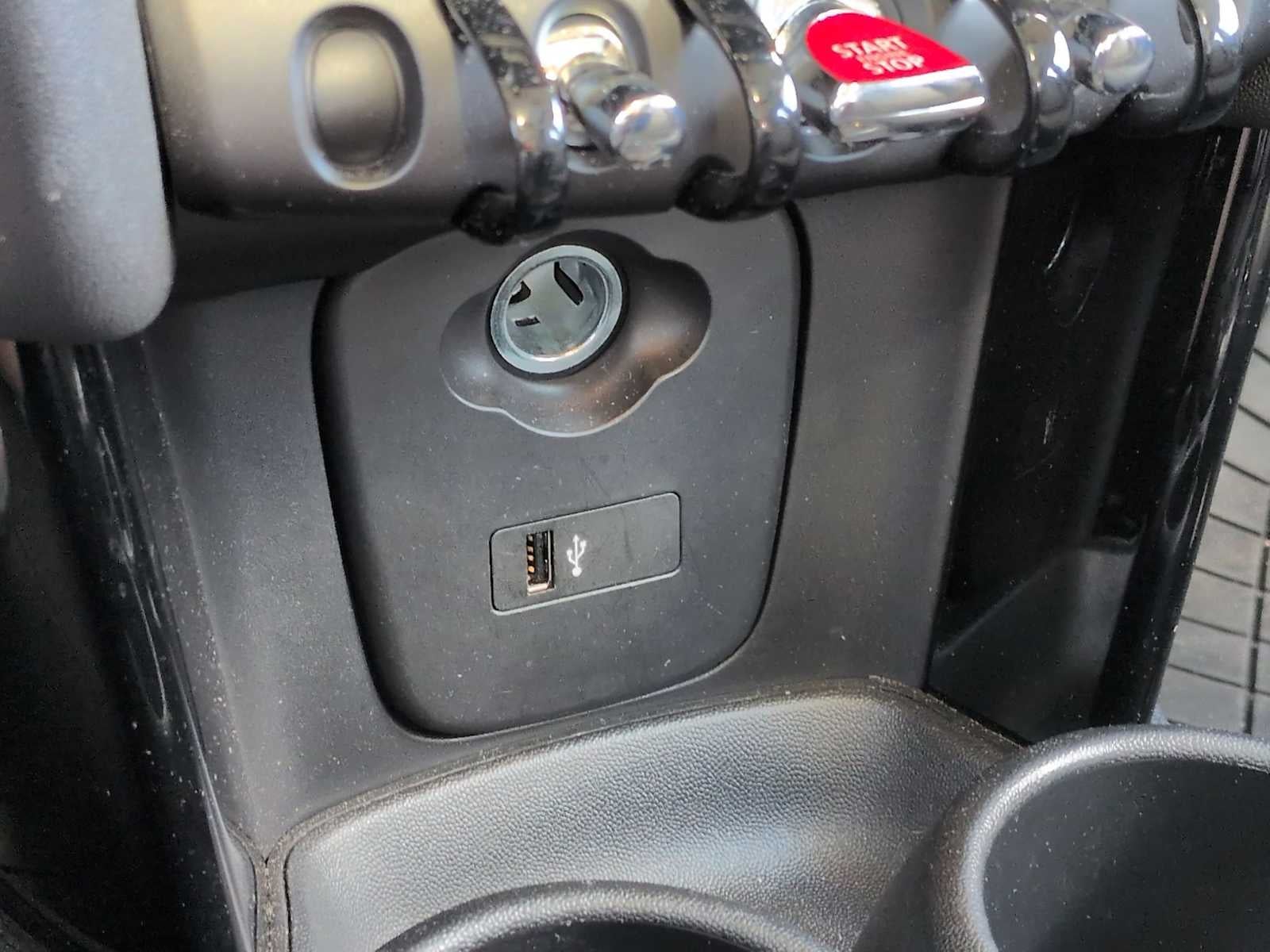 MINI Cooper de 4 puertas con techo rígido 2024