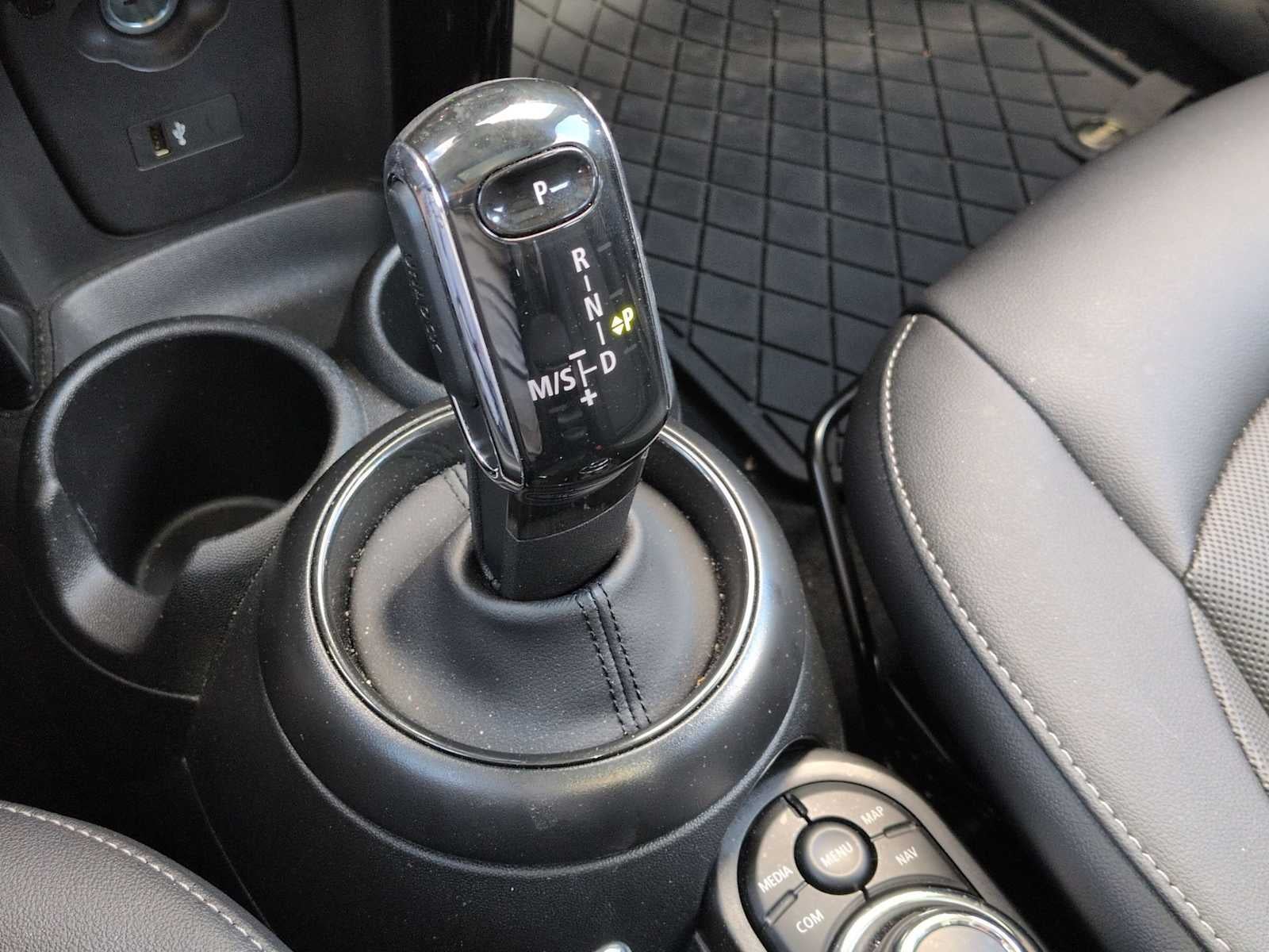 MINI Cooper de 4 puertas con techo rígido 2024