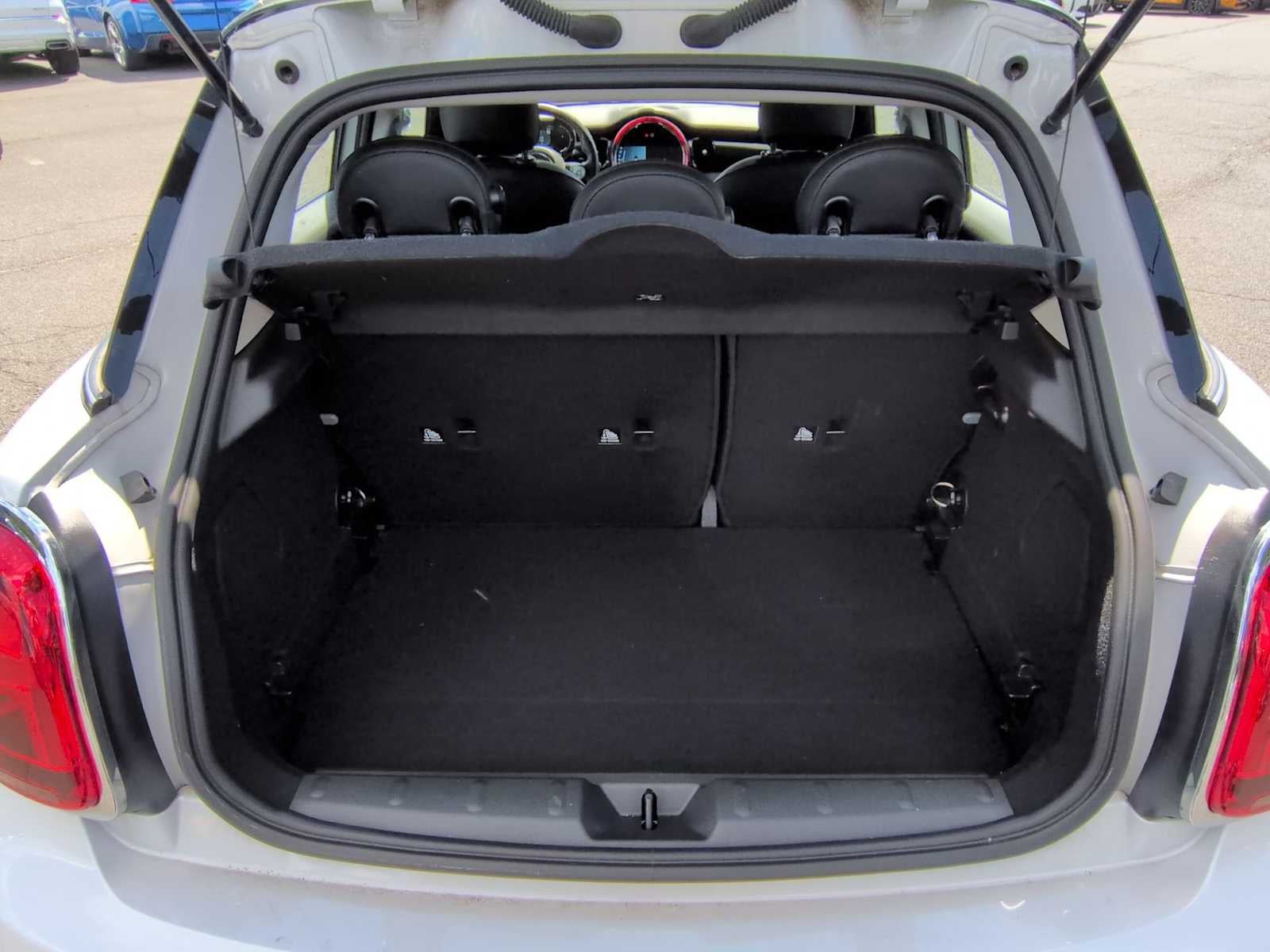 MINI Cooper de 4 puertas con techo rígido 2024