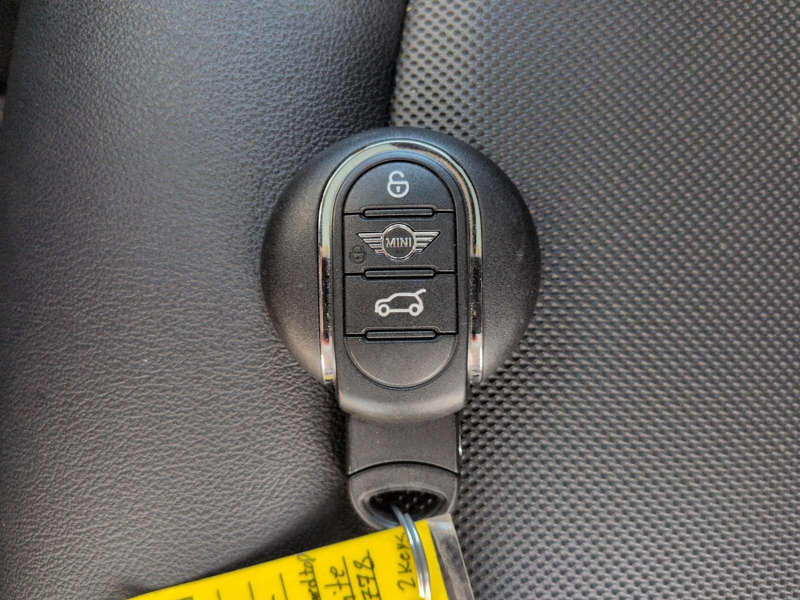 MINI Cooper de 4 puertas con techo rígido 2024