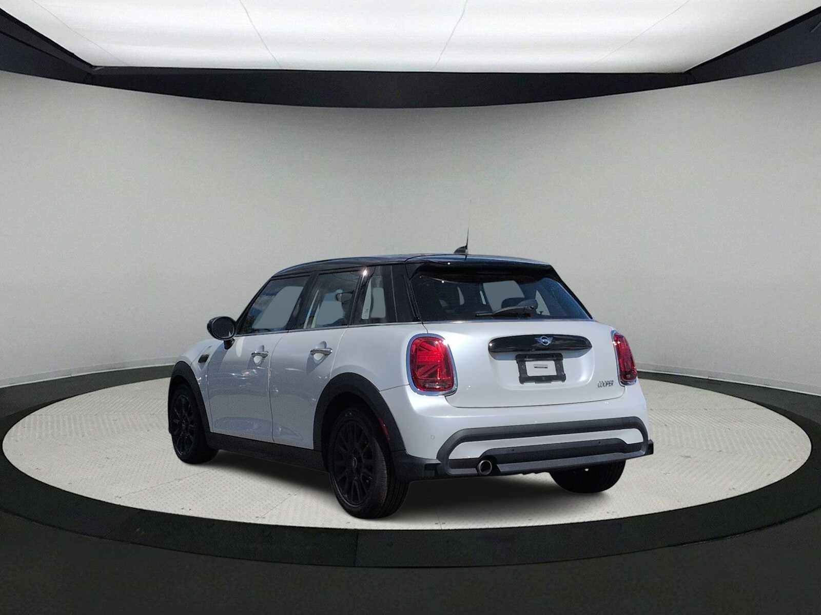 MINI Cooper de 4 puertas con techo rígido 2024