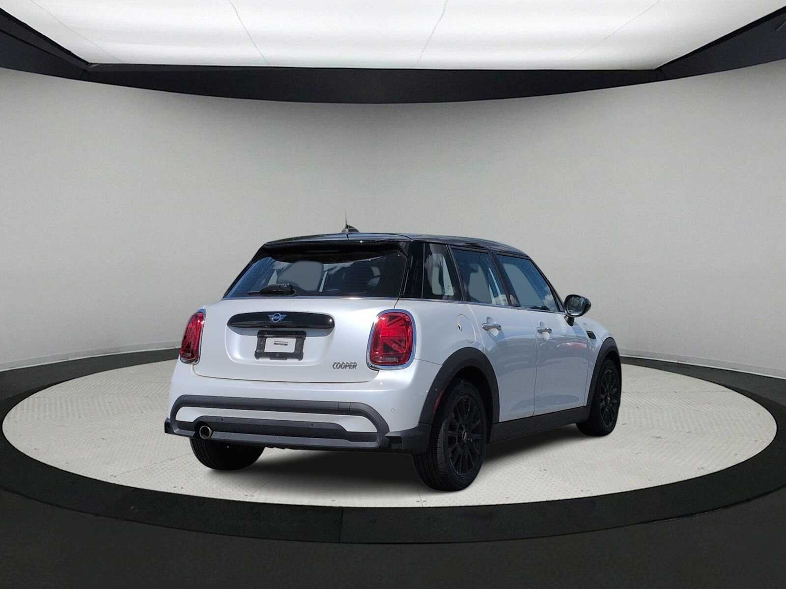 MINI Cooper de 4 puertas con techo rígido 2024