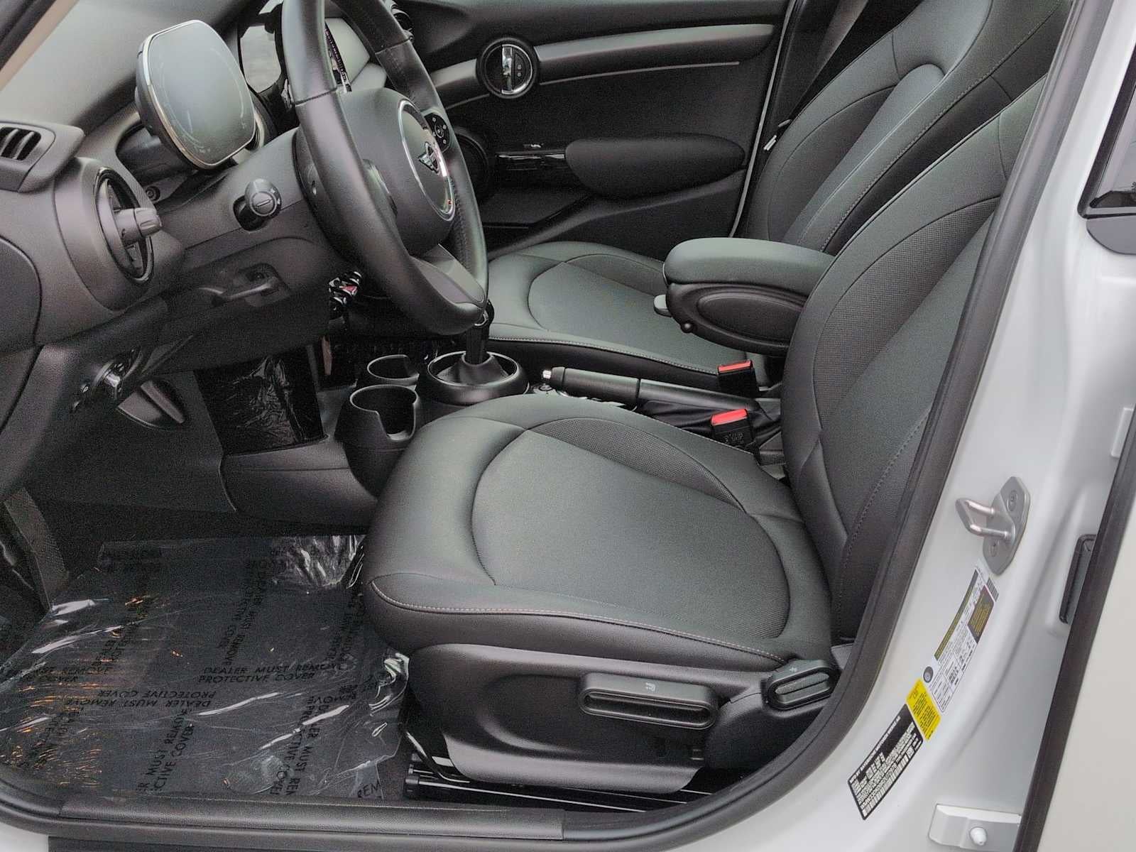 MINI Cooper de 4 puertas con techo rígido 2024