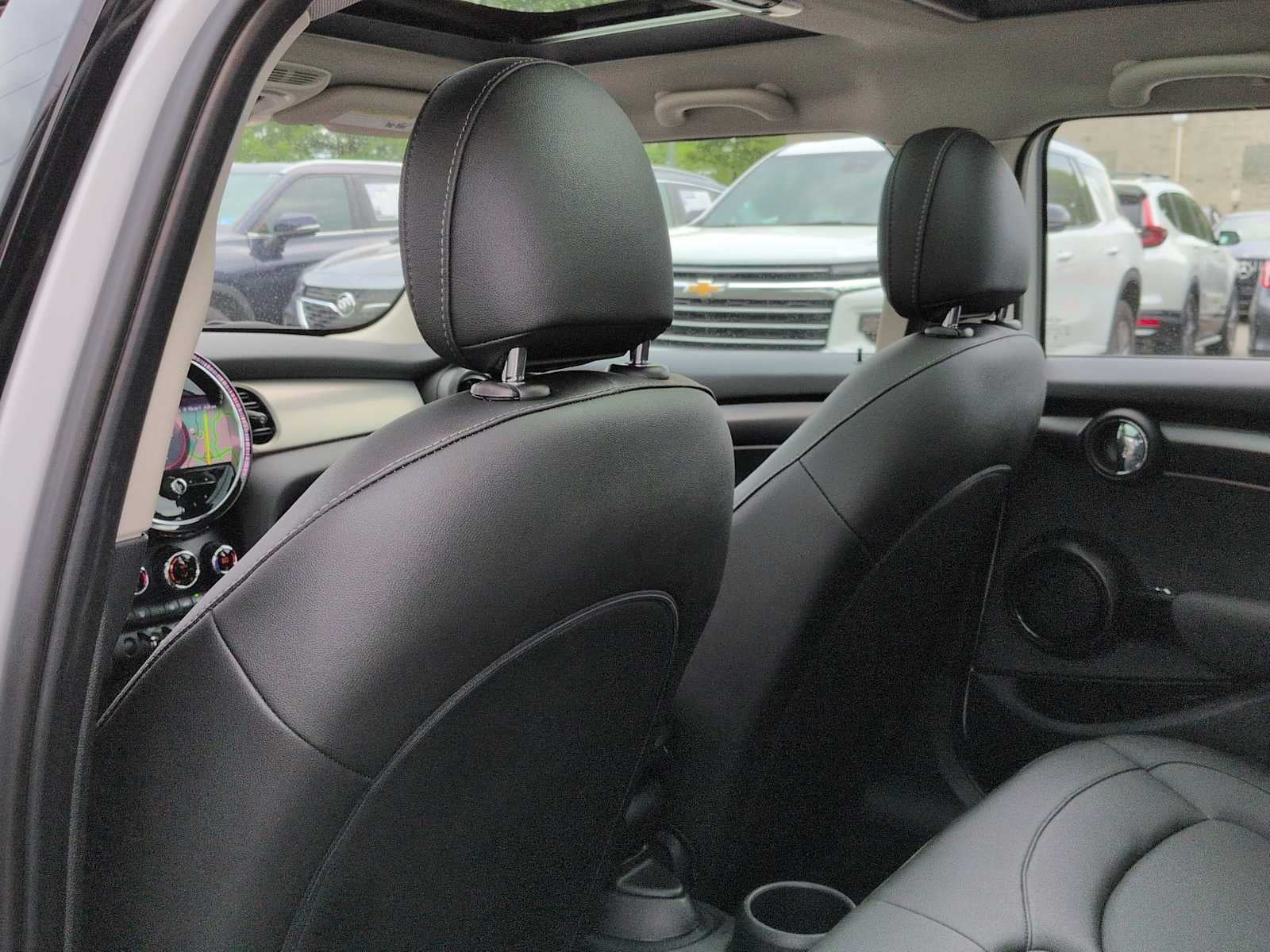 MINI Cooper de 4 puertas con techo rígido 2024