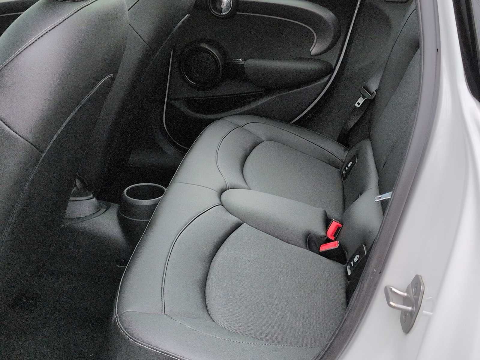 MINI Cooper de 4 puertas con techo rígido 2024