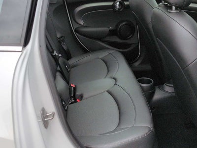 MINI Cooper de 4 puertas con techo rígido 2024