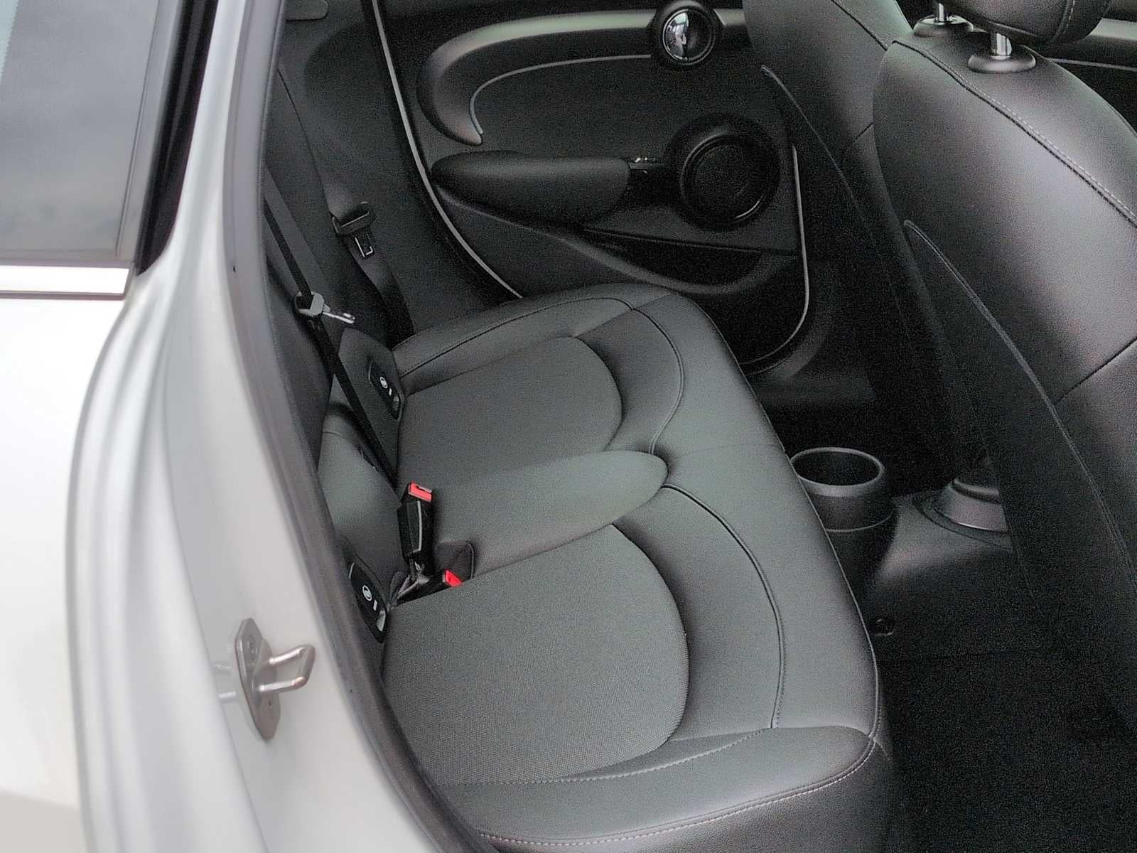 MINI Cooper de 4 puertas con techo rígido 2024