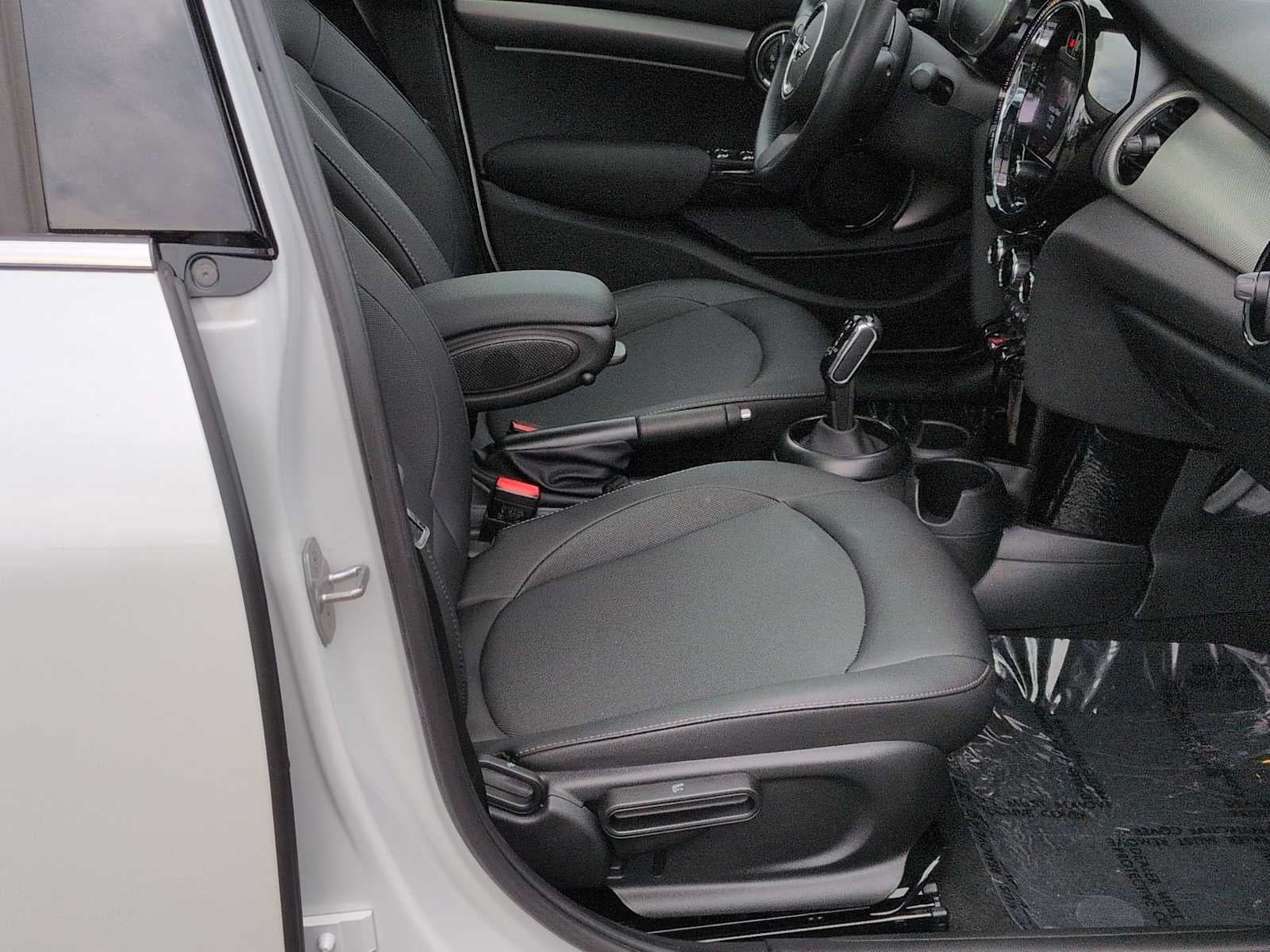 MINI Cooper de 4 puertas con techo rígido 2024