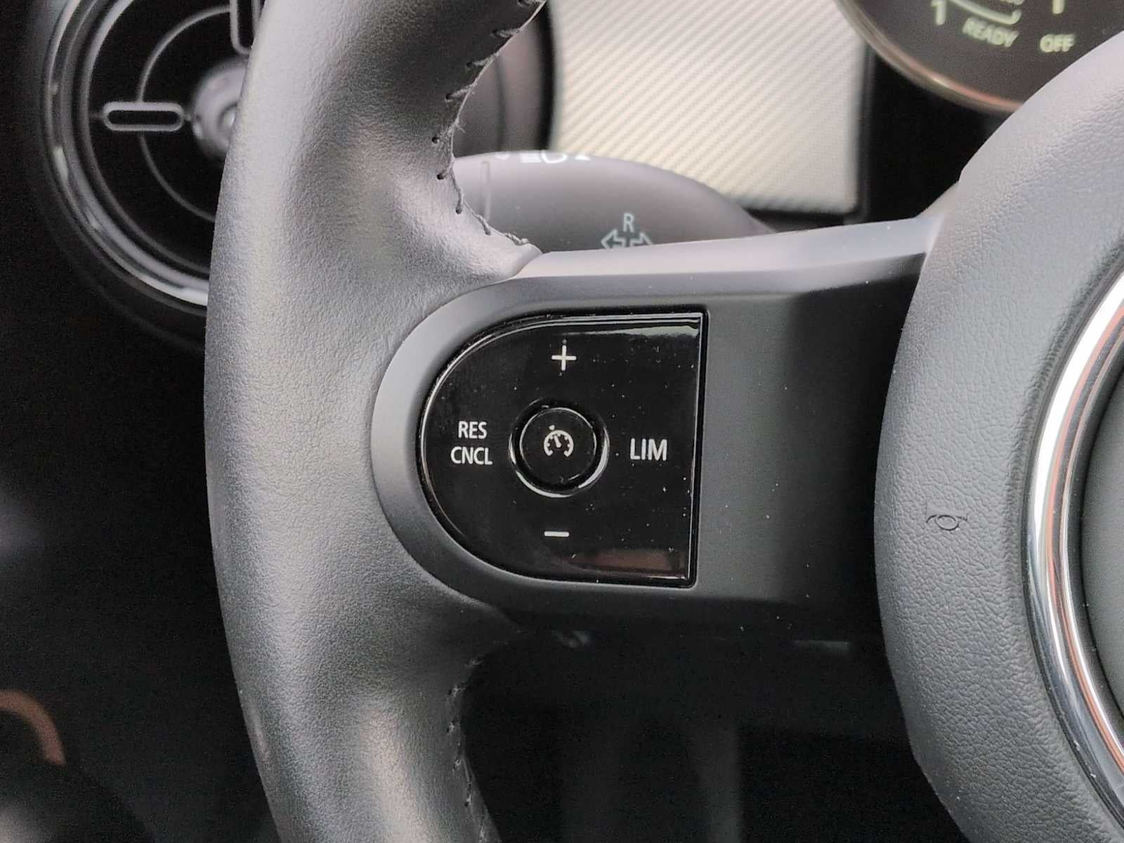 MINI Cooper de 4 puertas con techo rígido 2024