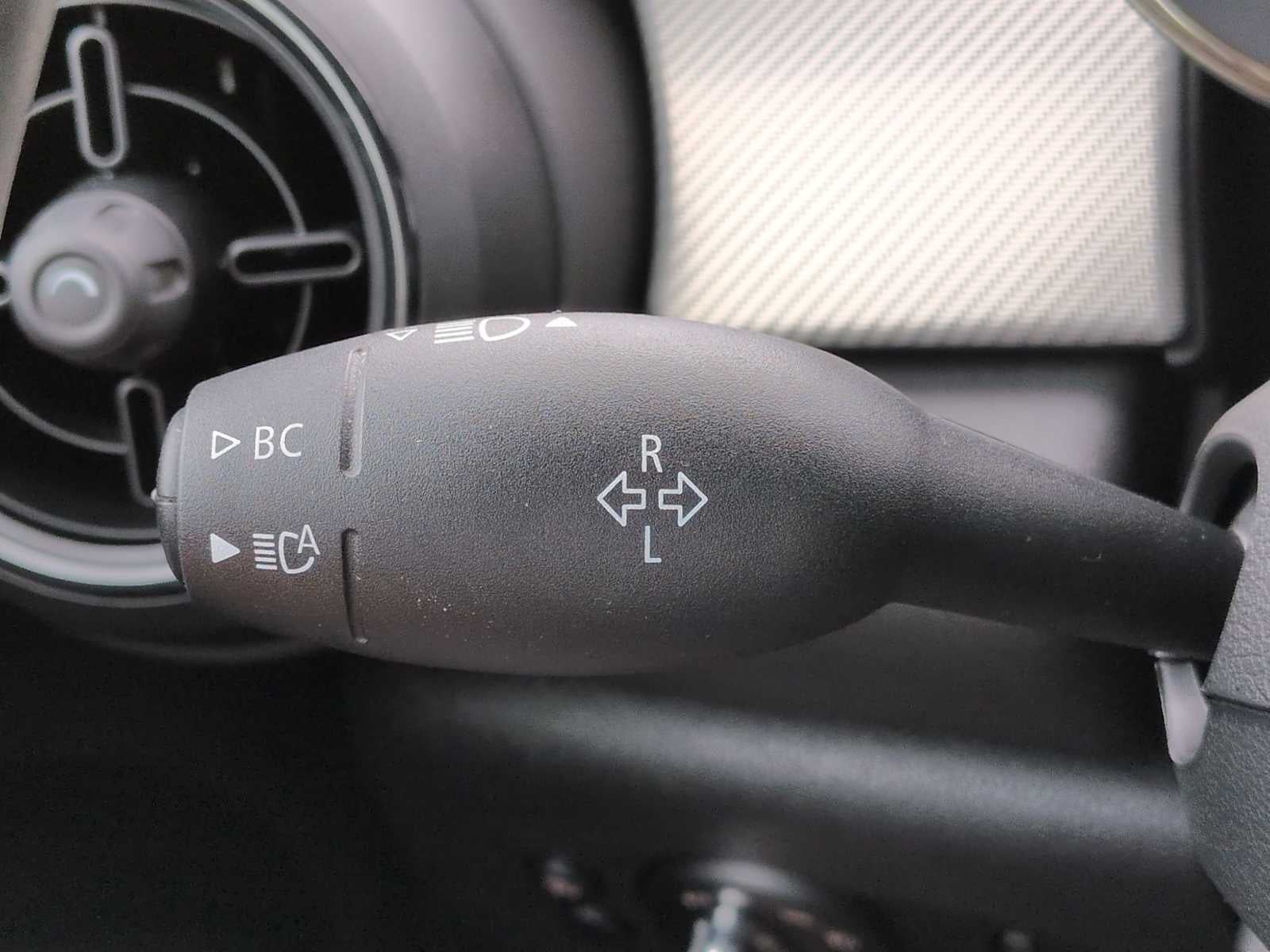 MINI Cooper de 4 puertas con techo rígido 2024
