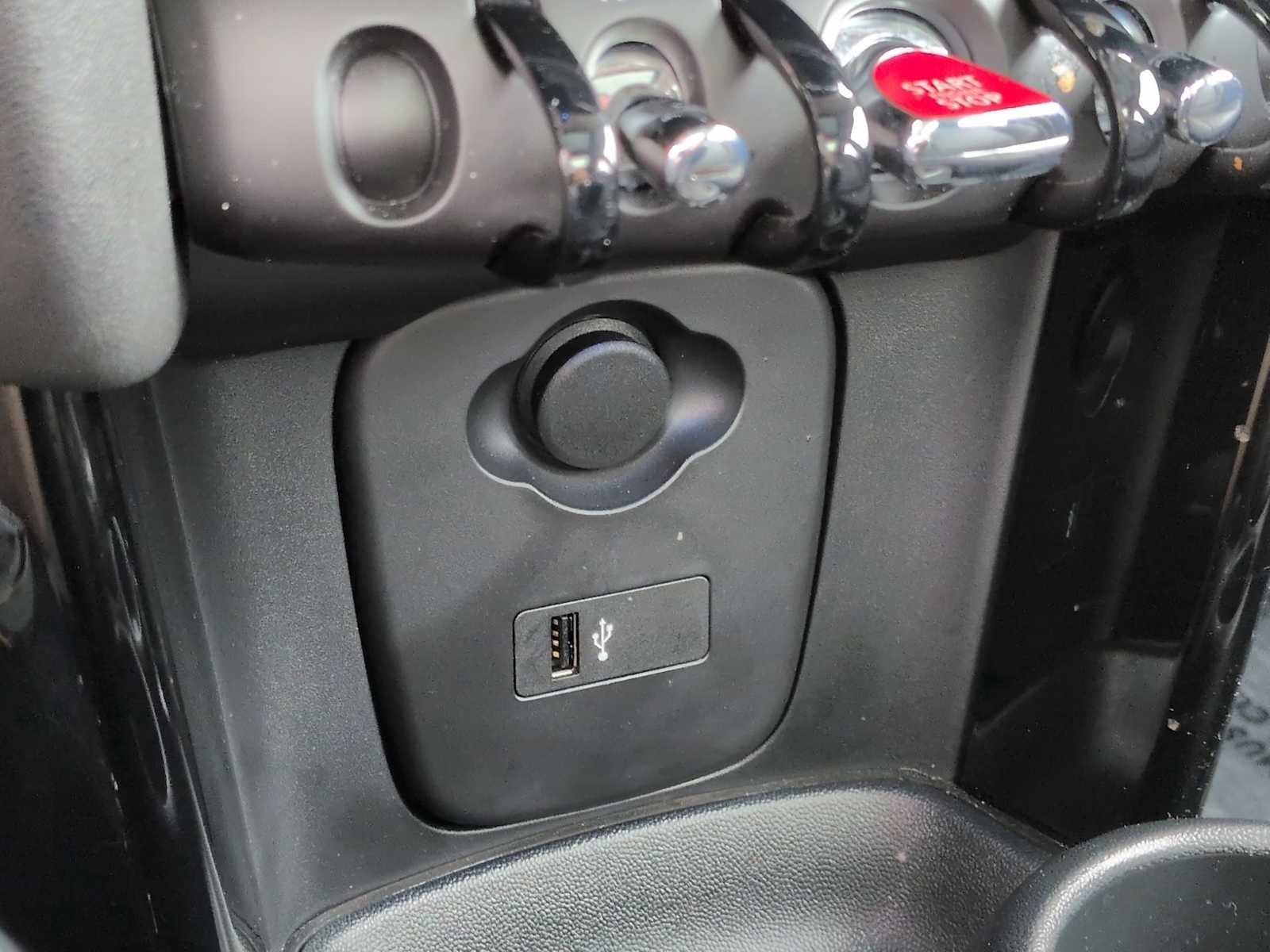 MINI Cooper de 4 puertas con techo rígido 2024