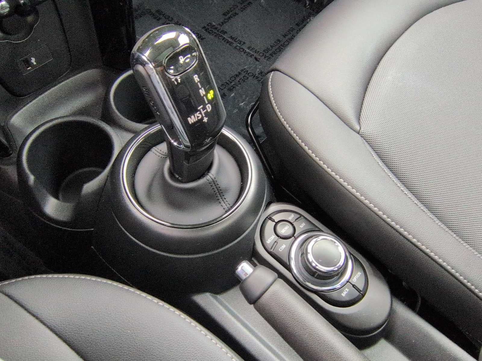 MINI Cooper de 4 puertas con techo rígido 2024