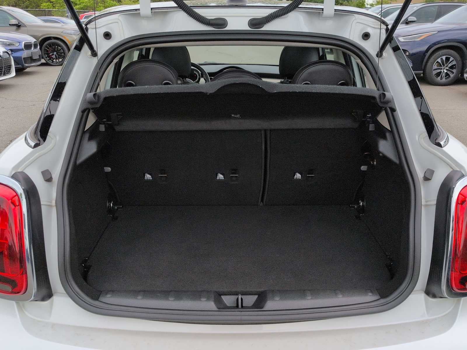MINI Cooper de 4 puertas con techo rígido 2024