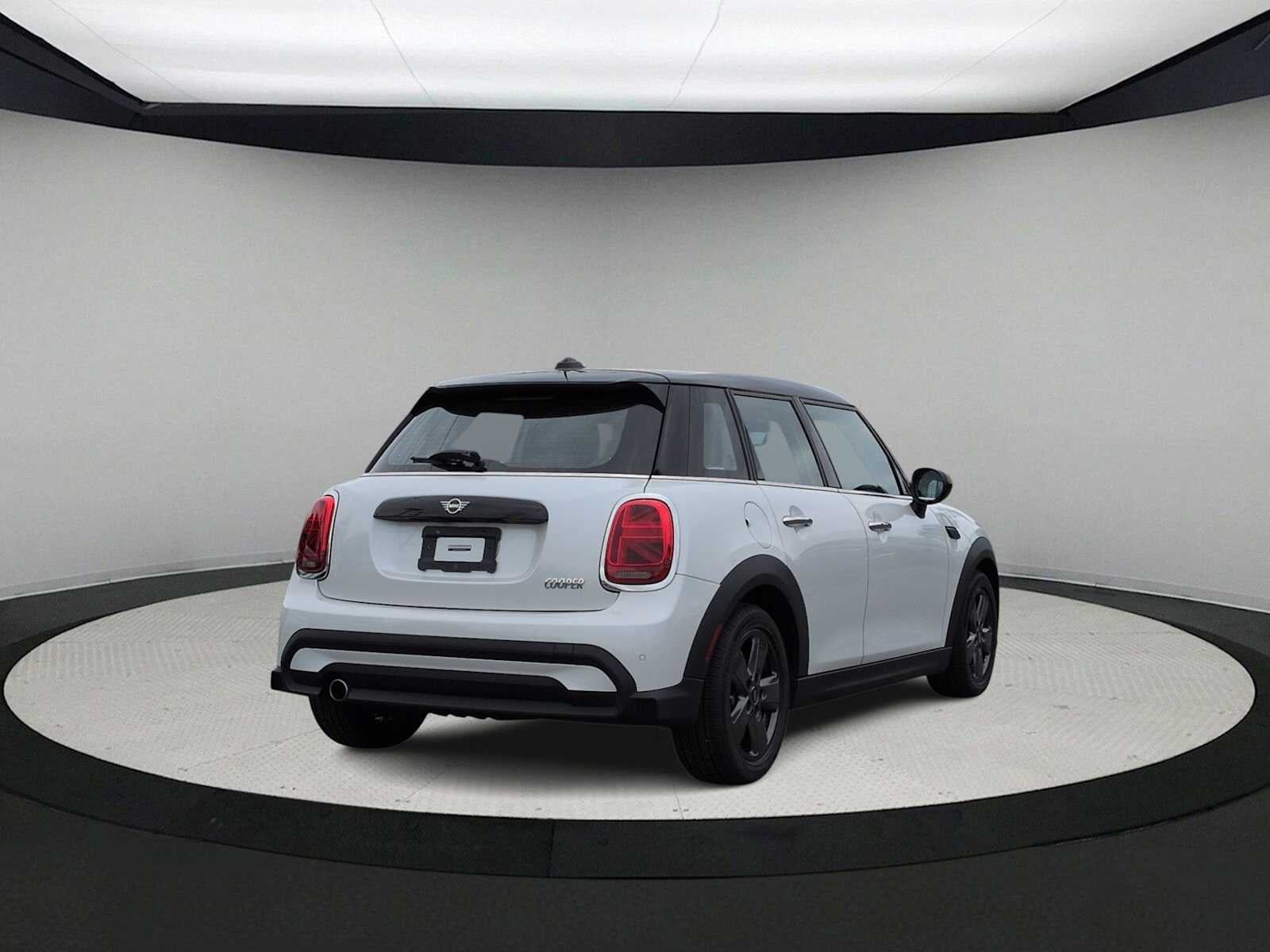 MINI Cooper de 4 puertas con techo rígido 2024